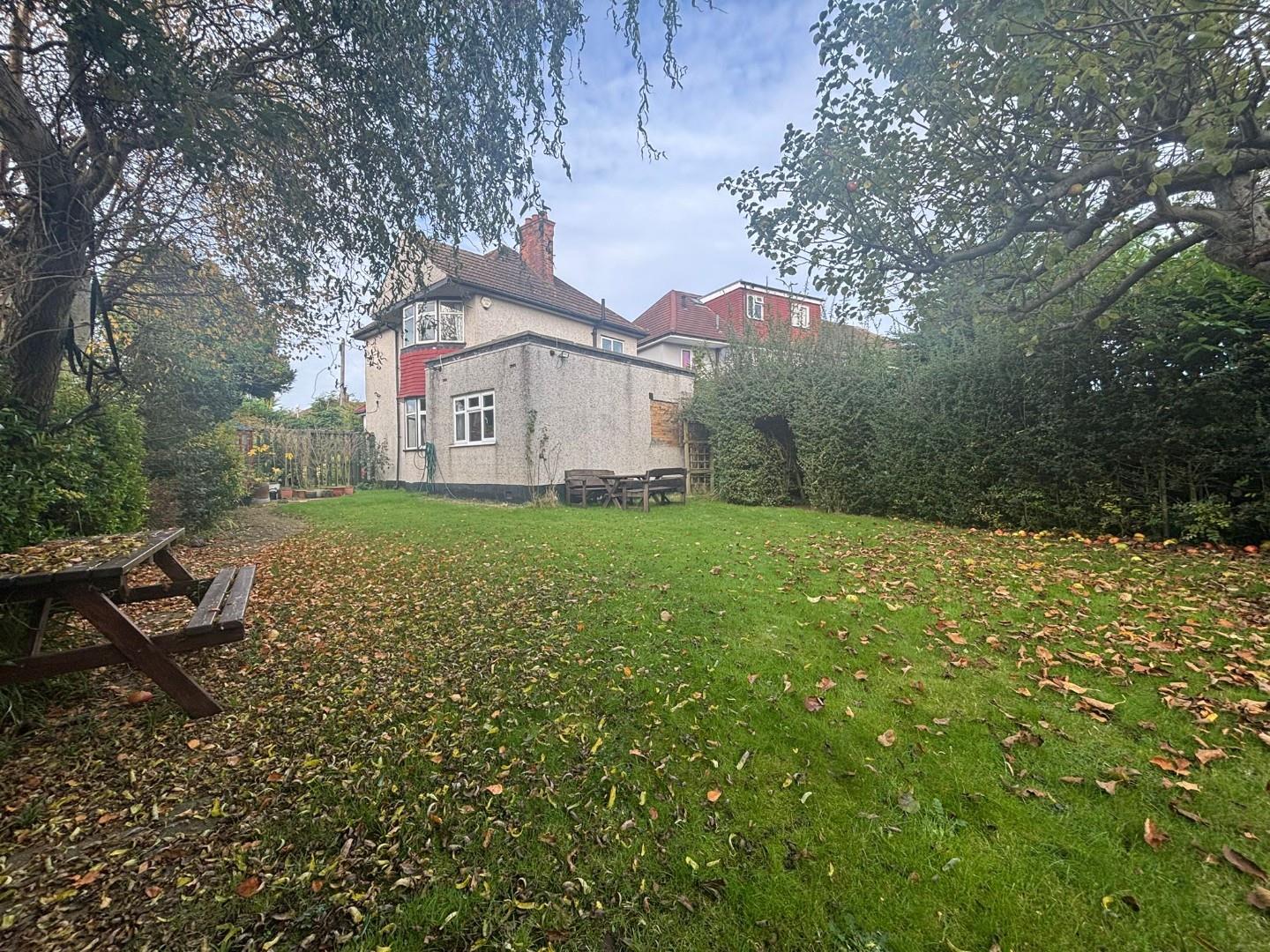 5 bed property in Selvage Lane, Mill Hill, NW7, London